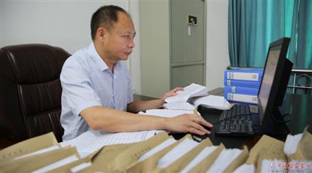 初心不改　本色不褪——記廣西勤廉榜樣、河池市紀(jì)委副書記、監(jiān)委副主任黃振林