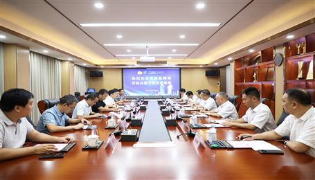 覃振華與鹿寨縣委副書記、縣長(zhǎng)楊毅舉行工作會(huì)談